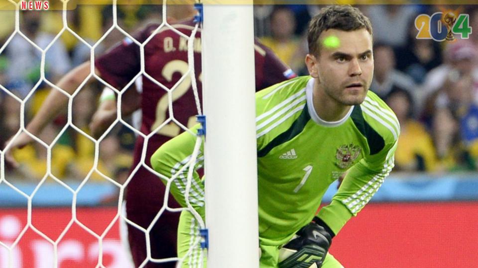 Sinar laser terlihat diarahkan pada mata kiper Rusia, Igor Akinfeev, sebelum terjadinya gol penyeimbang Aljazair pada menit ke-60 pada laga terakhir penyisihan grup PD Brasil 2014. - INDOSPORT